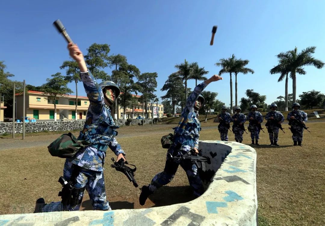 两栖霸王花沙场怒放海军陆战队女兵冬季训练高清猛图