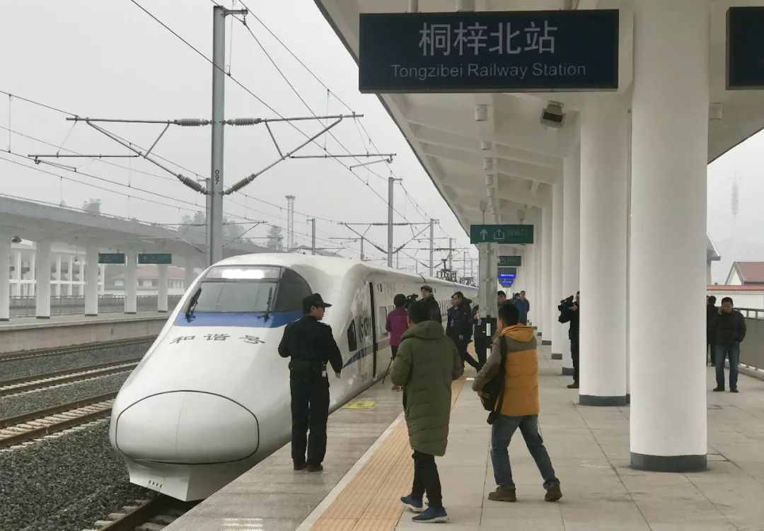 昨日起昆明至重庆、成都方向首开5对动车,你和