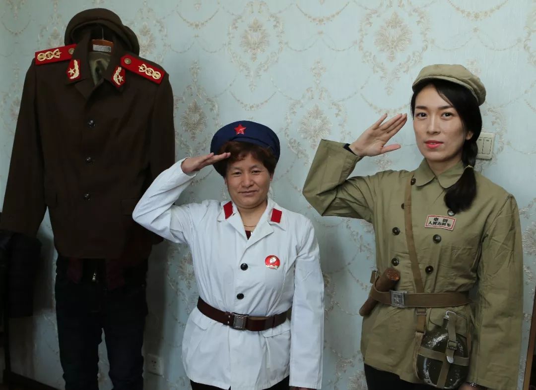 收藏的男女军装共有上百件,其中女装占少数,只有几十件,原因是女兵原