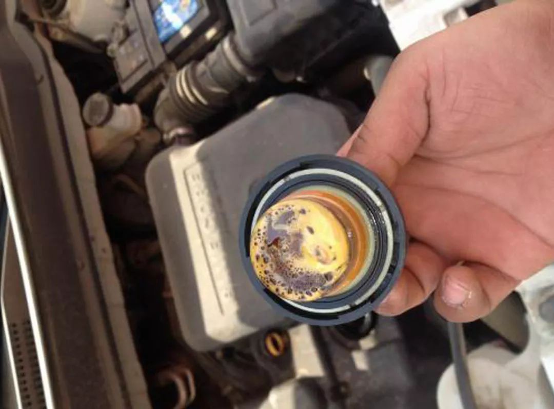 后果还是比较严重的,机油增多到一定程度后会出现机油报警灯点亮提示