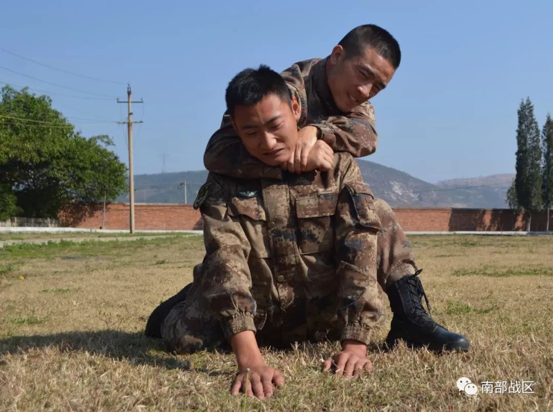 韩明成在进行由后捕俘示范训练在完成对敌侦察定位,狙击手观察与