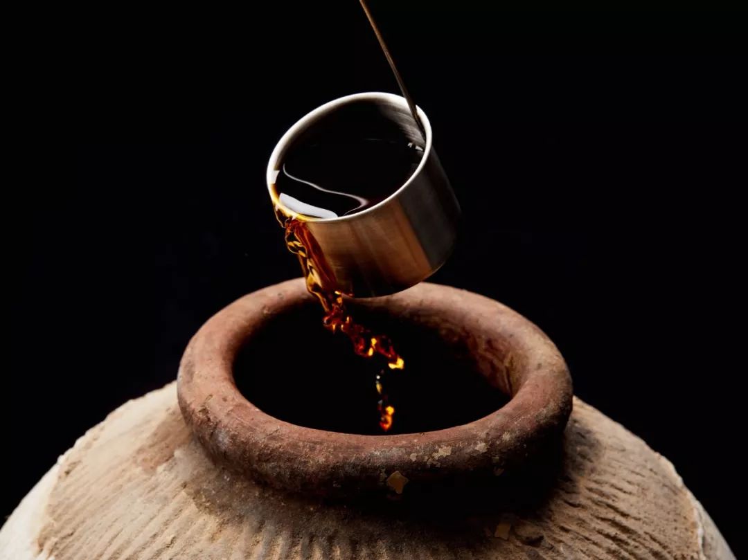 好大一坛老黄酒!__财经头条