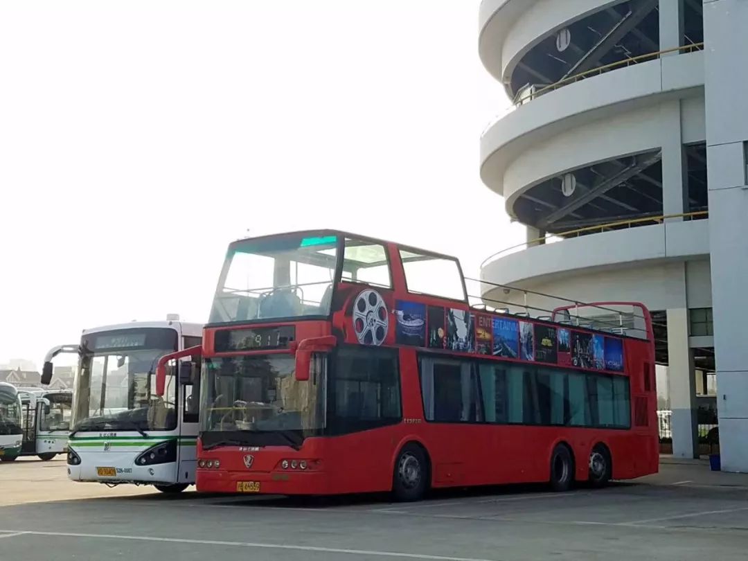 据巴士四公司相关人士介绍,911路双层巴士已经成为淮海路上的风具线