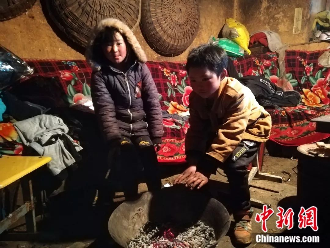 "冰花"男孩说"上学冷但不辛苦,长大想当警察"!想帮他们看这里!