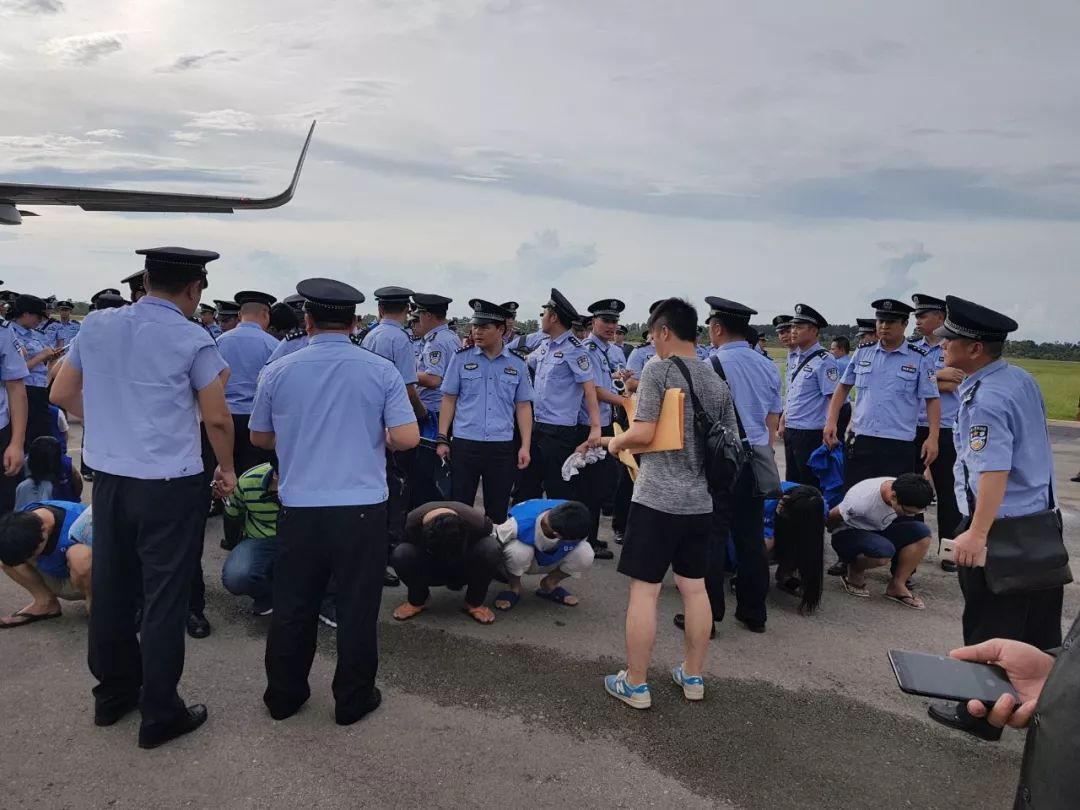 2017年8月,在柬埔寨暹粒國際機場,跨國電信詐騙嫌疑人在中國警方的