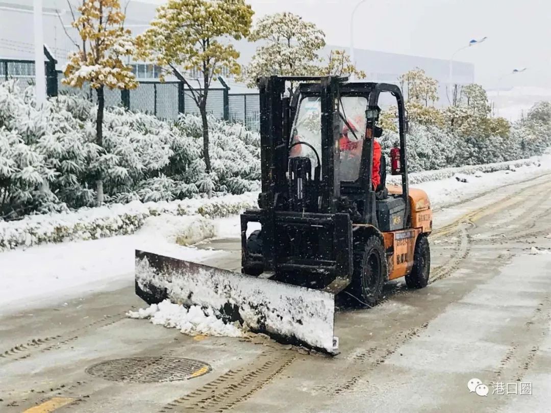 ▼叉车所过之处,已经露出一块相对干净的地面来.