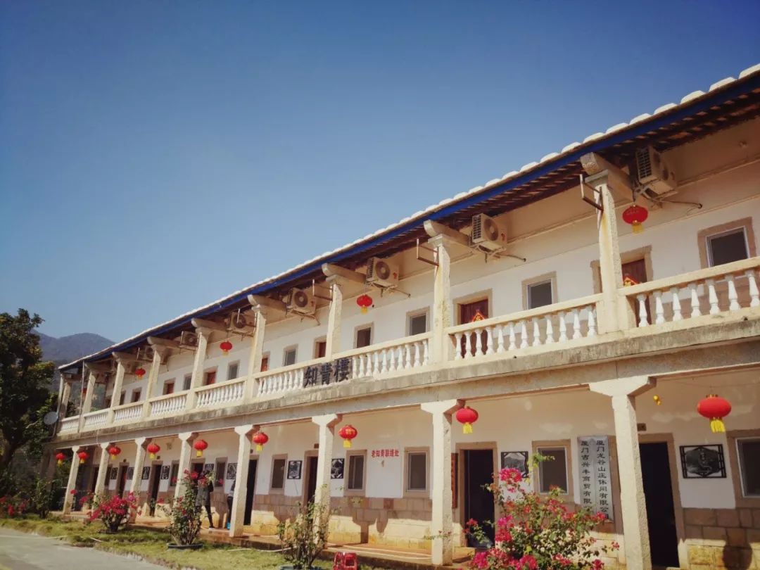 (龙谷山庄著名知青楼)不过,除了怀旧之旅,在灌口还有很多新兴的旅游