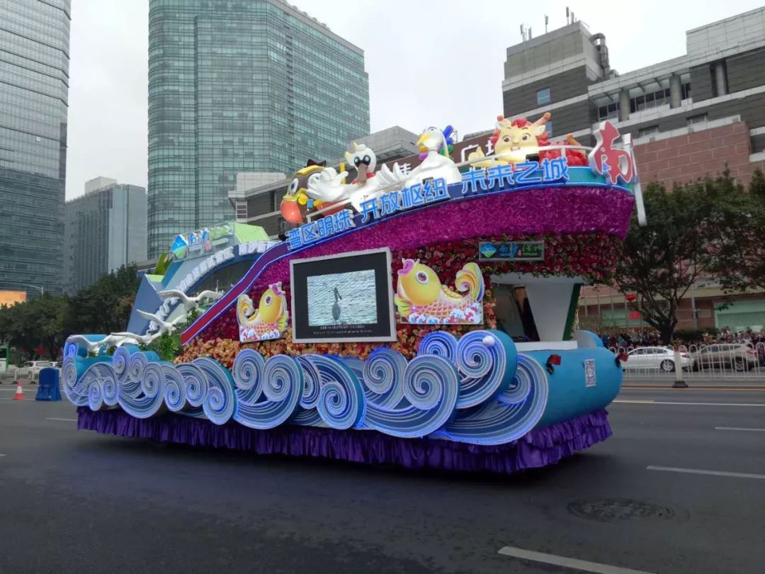 今天广州街头19辆花车大巡游