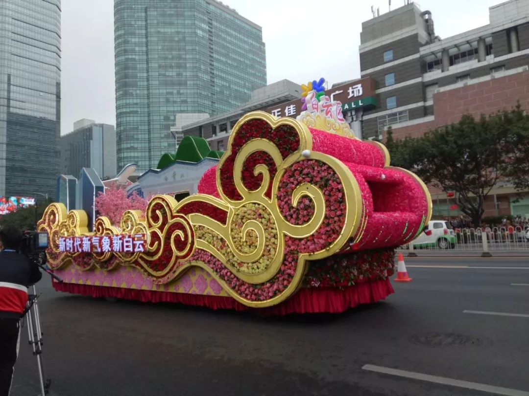 今天,广州街头19辆花车大巡游!