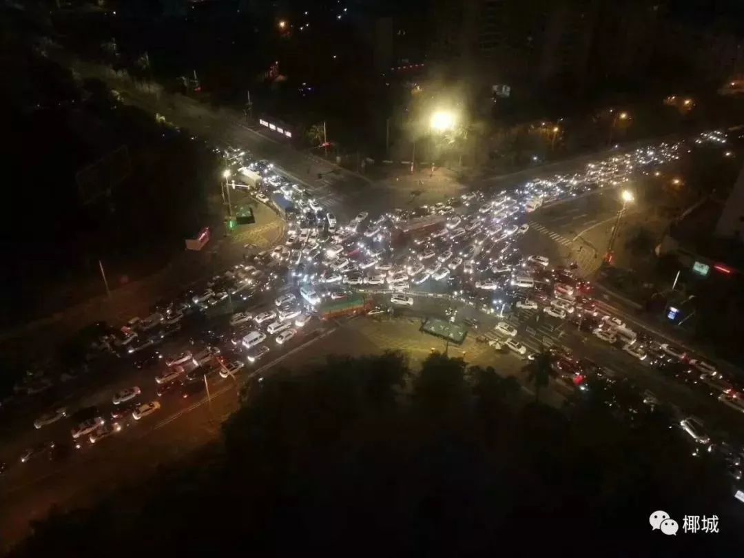 海口堵成停车场,机票暴涨动辄上万?真相是…