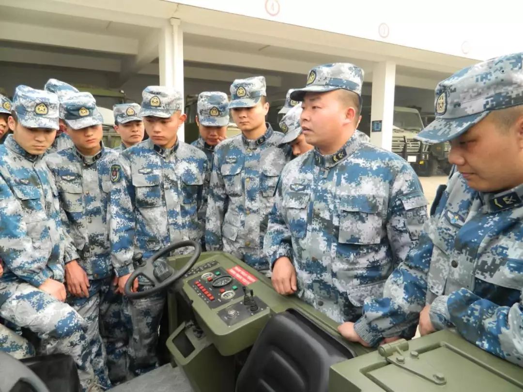 英雄走好三次勇入火场空降兵战士休假期间救人牺牲