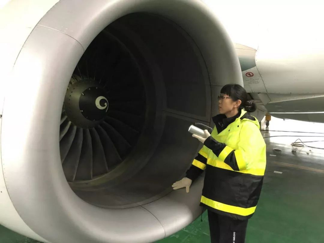 与飞机约会的机械师邢采霞