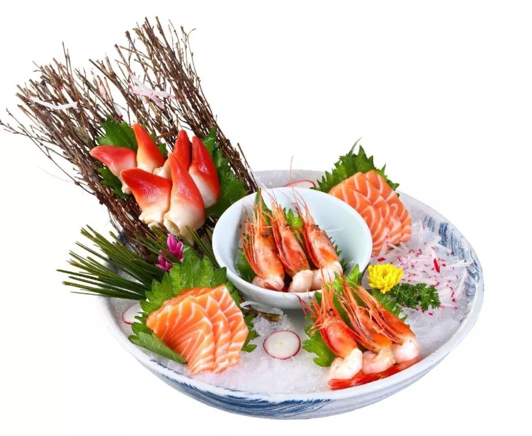 颜值爆表的刺身拼盘一上桌,搭配着清新绿的小摆盘,顿时勾起了食欲.