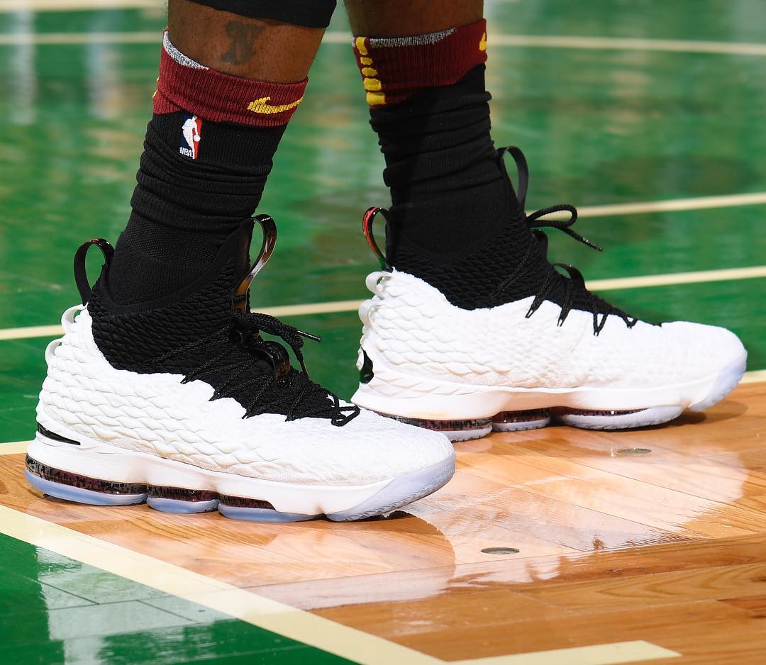 超人气涂鸦主题!詹姆斯上脚 lebron 15 "graffiti" 全新配色!