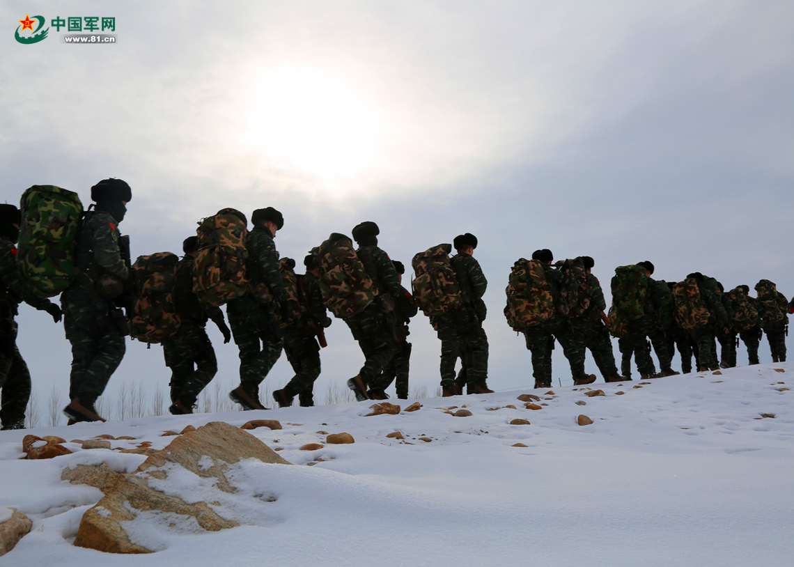 零下18度,雪中徒步行军.