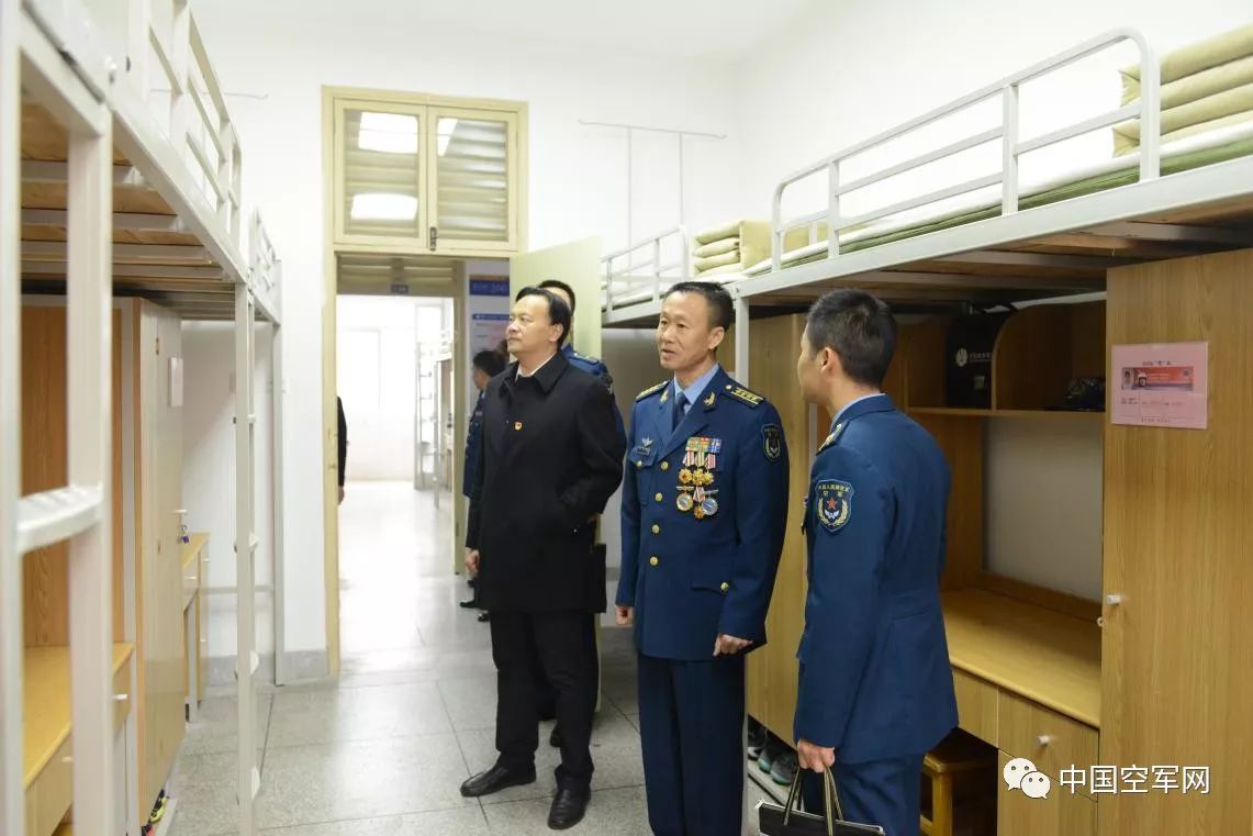 在查看寝室内务和学生名牌过程中,李中华突然回想起眼前床铺的学生