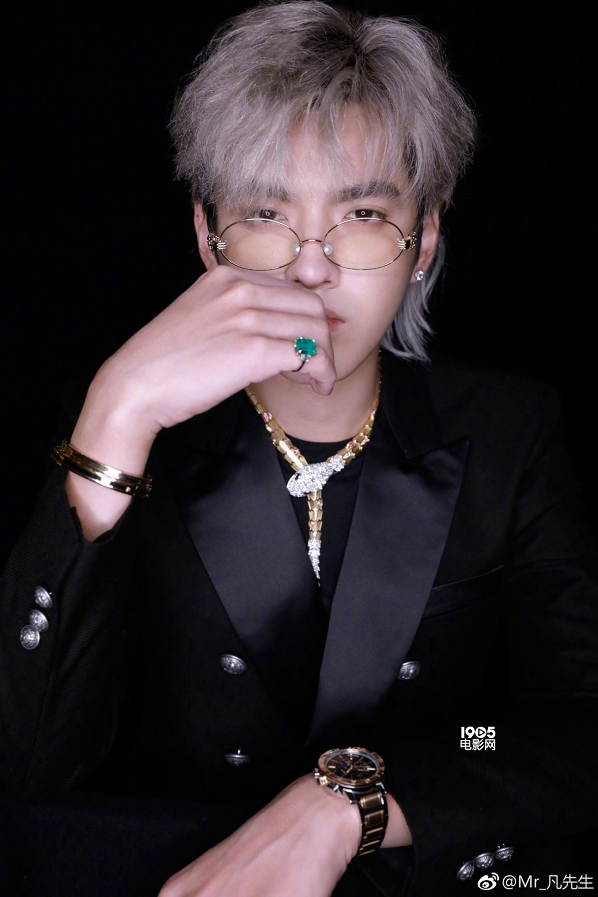 吴亦凡银灰色长发现身米兰时装周 造型引燃全场