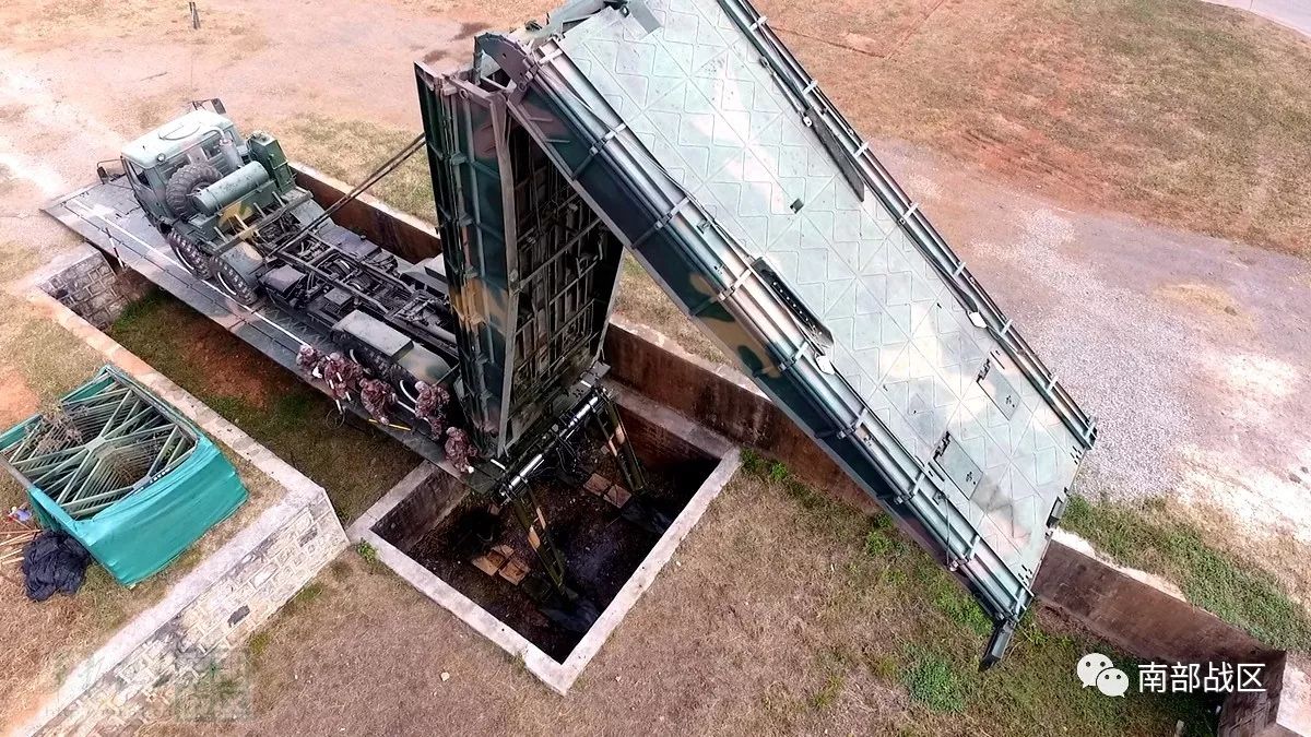 连日来,南疆腹地,大雨倾盆,第75集团军某旅一场工程,防化合成演练正如