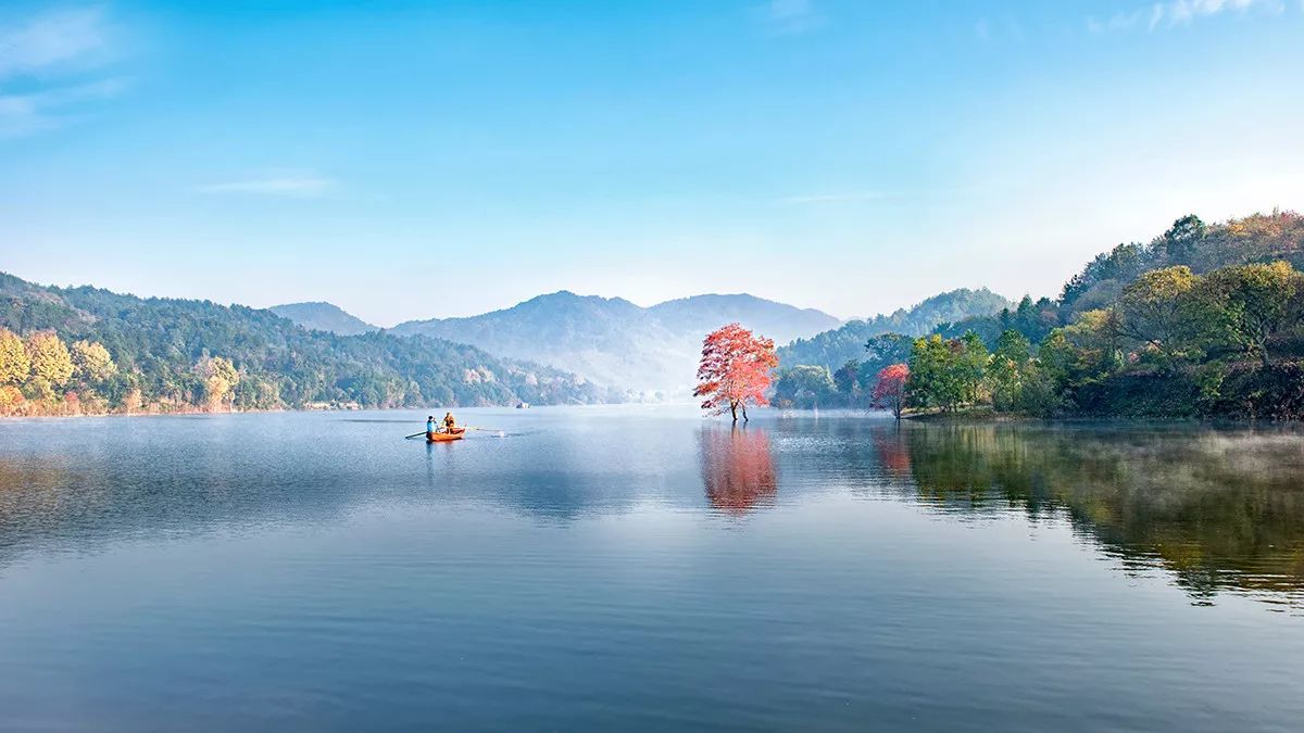 这里更像是江南水乡一般的存在,山抱水,水环山,风景如画.