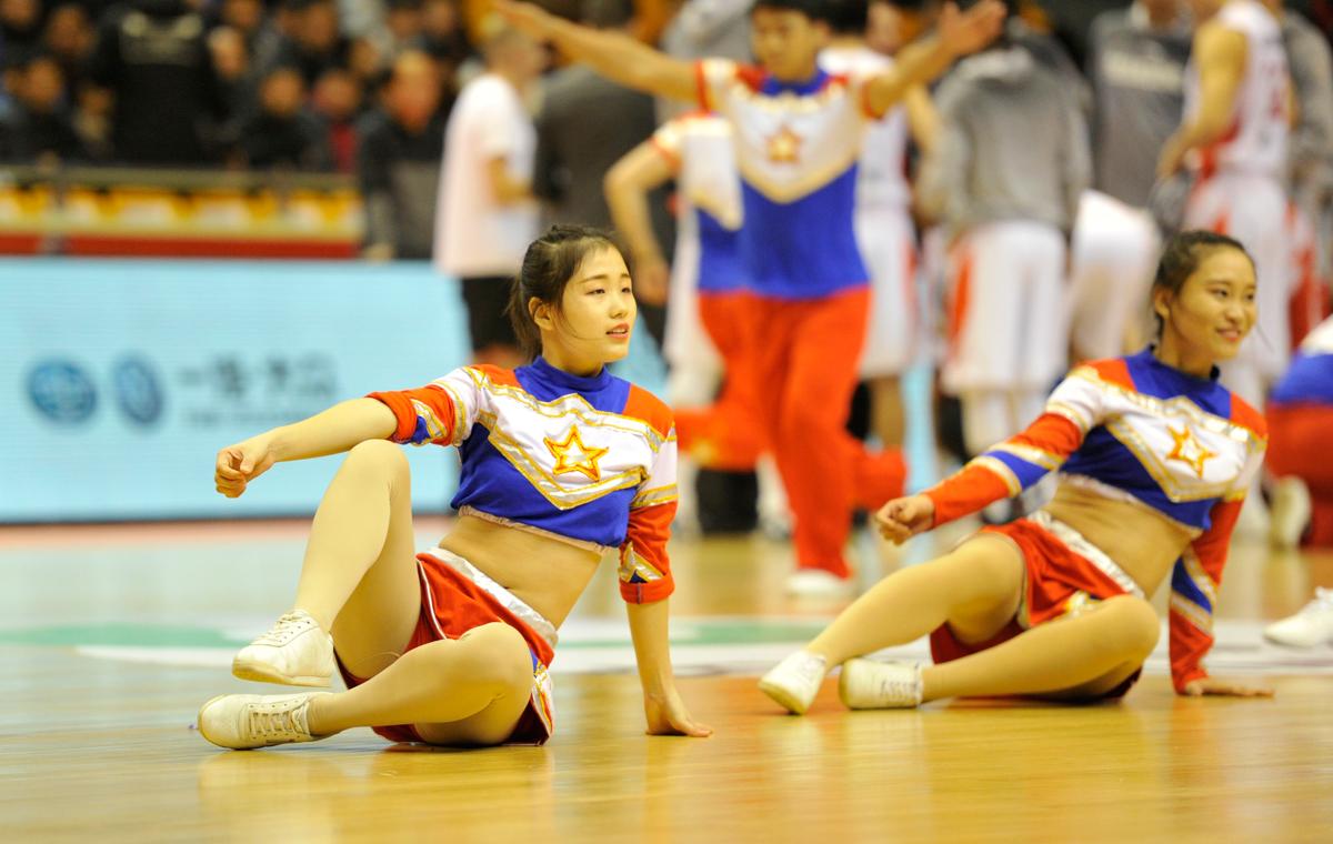 山东高速主场迎战八一男篮 篮球宝贝火辣热舞吸睛