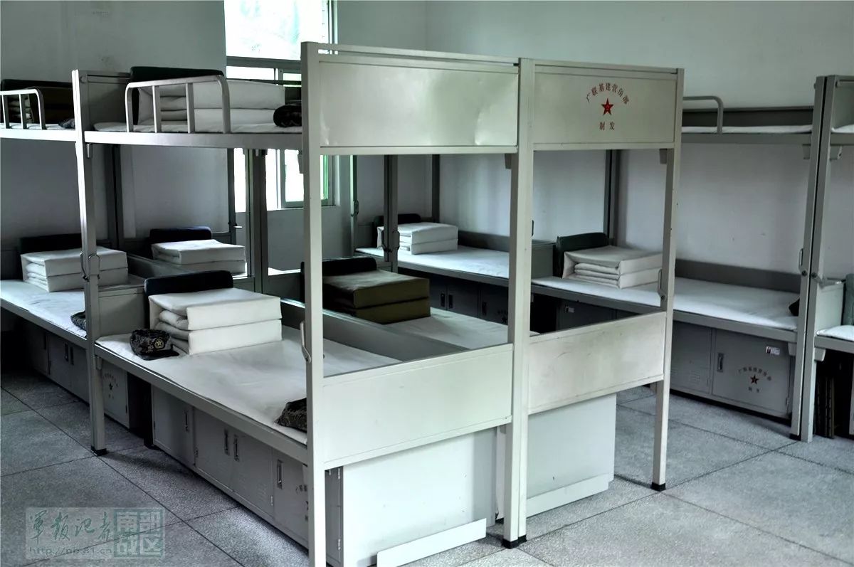 海防部队新式实木营具配发,油漆一新的实木家具让人眼馋