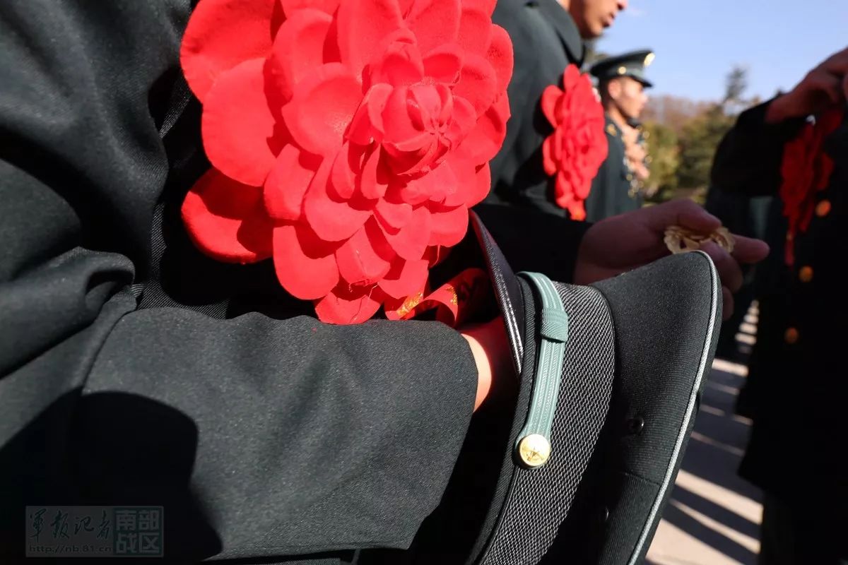 火箭军某部举行退役士兵向军旗告别仪式