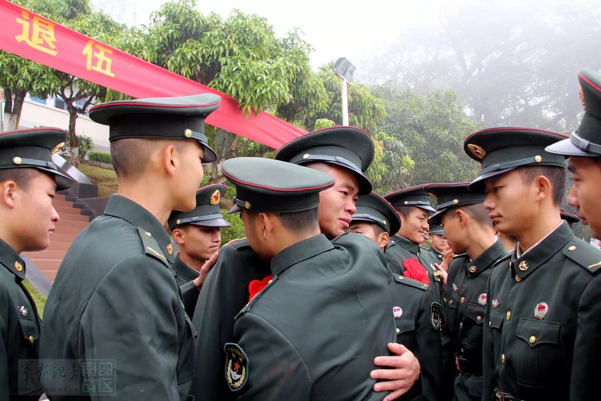 双眼已湿!直击边防老兵退伍仪式现场|老兵|边防|仪式_新浪军事_新浪网