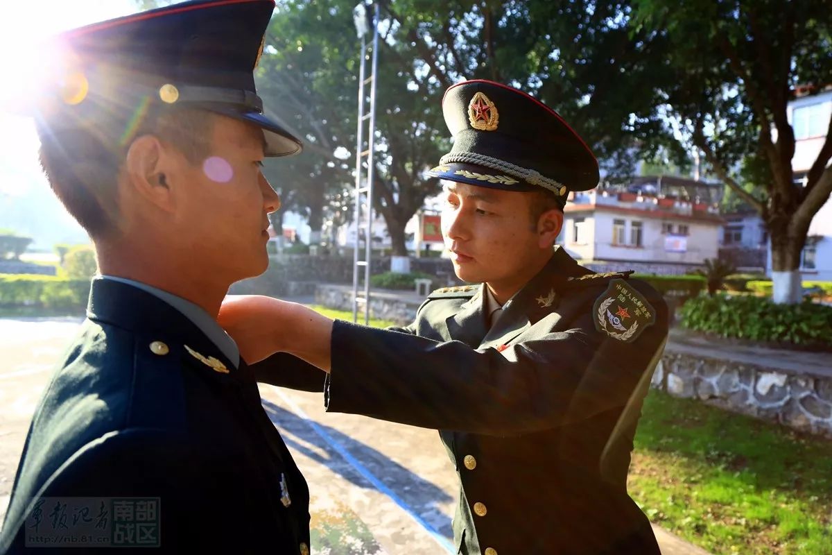 第74集团军某旅举行新兵授衔仪式