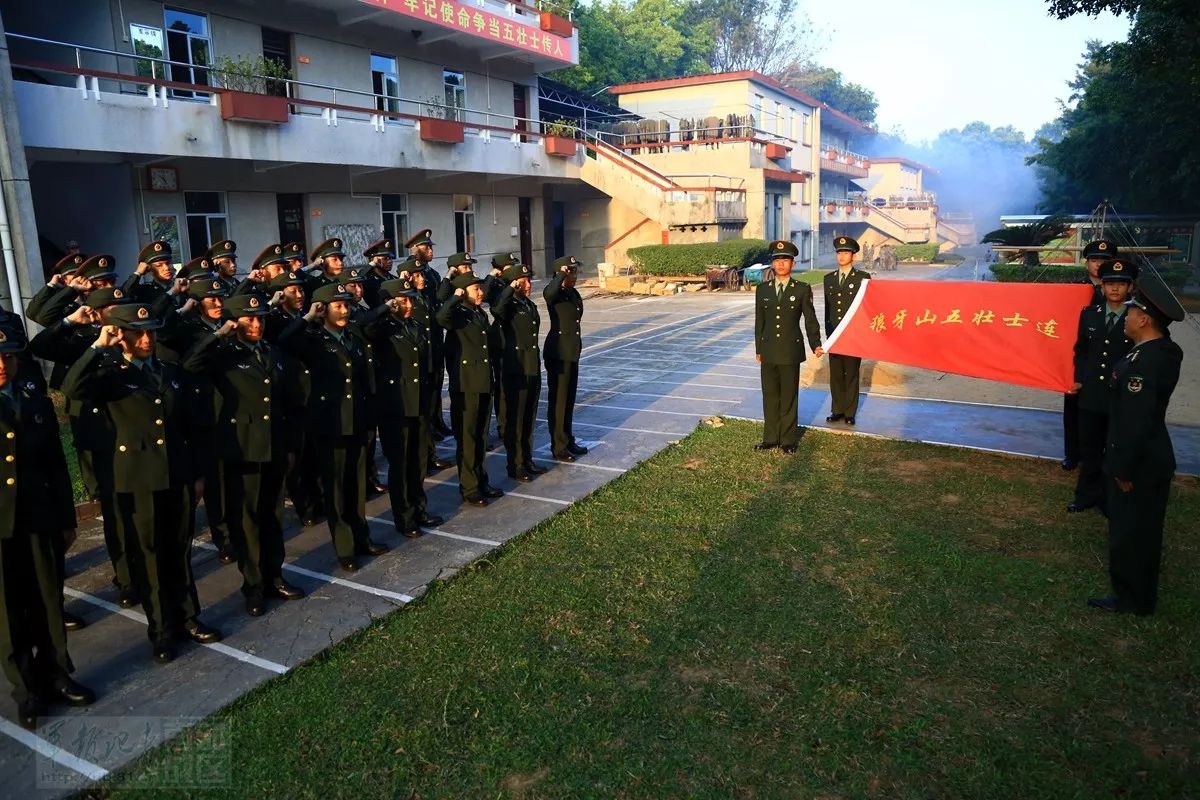 第74集团军某旅举行新兵授衔仪式