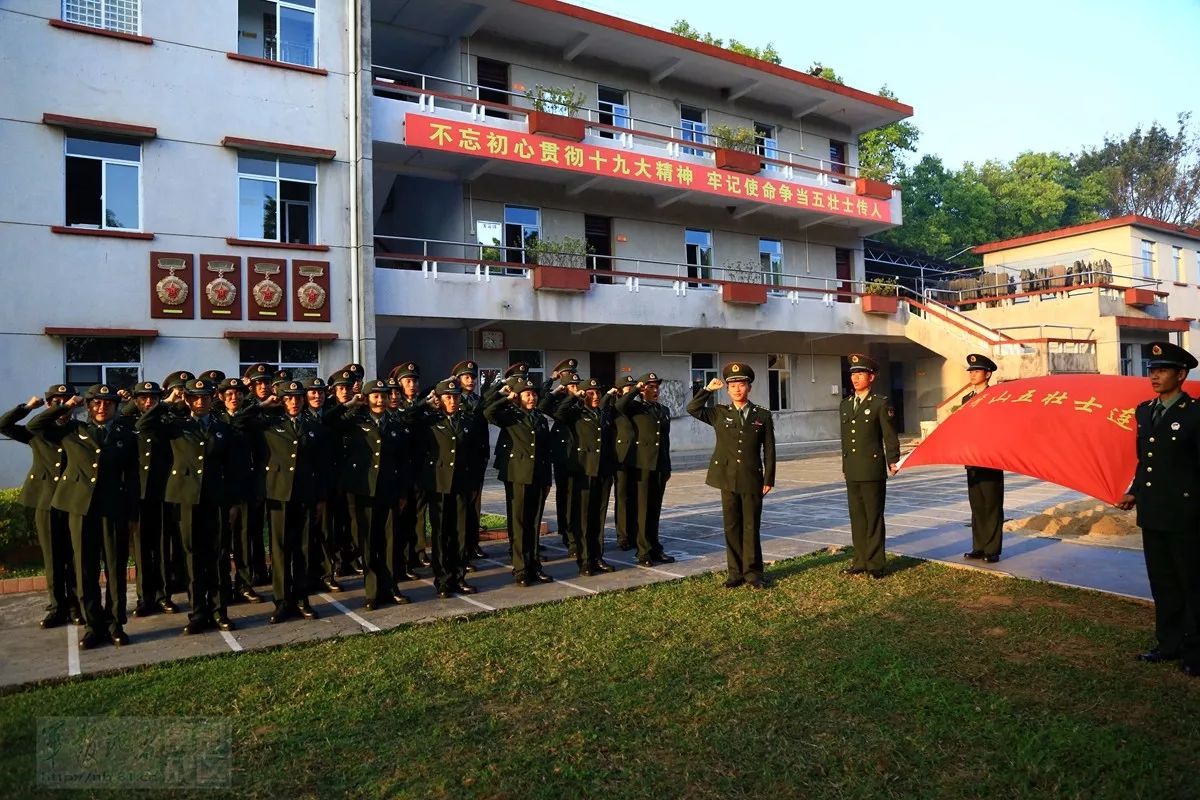第74集团军某旅举行新兵授衔仪式