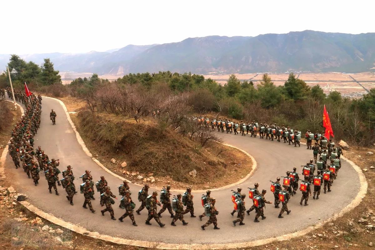 12月7日,武警临沧支队新训大队新兵冬季野营拉练拉开战幕.