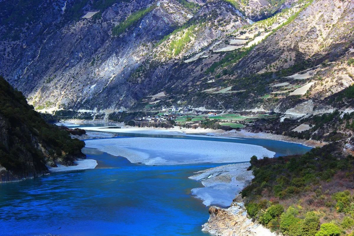 地狱般的滇藏公路却穿越着天堂般的美景