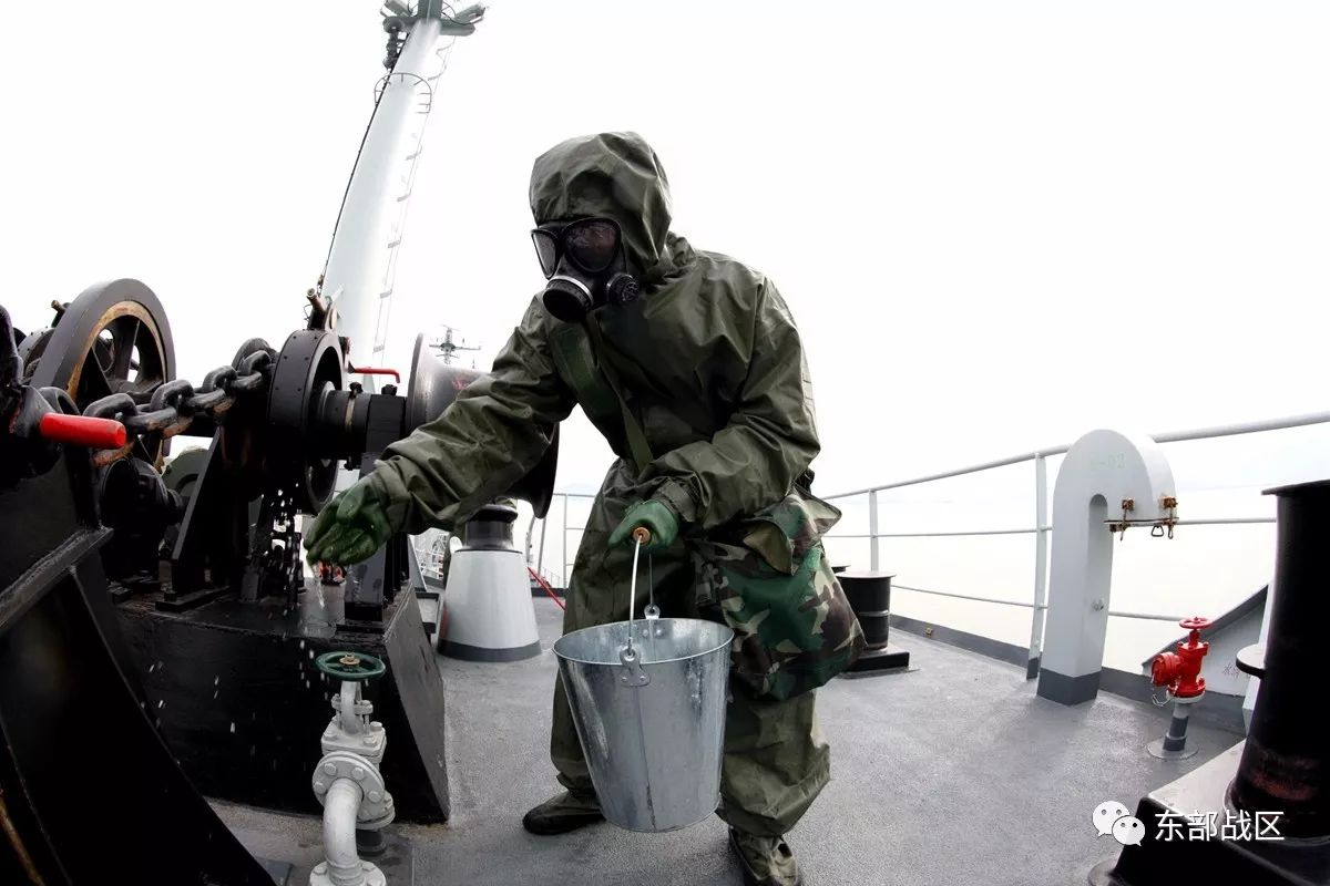 东海舰队某部组织多型多艘舰船开展海上实战化训练