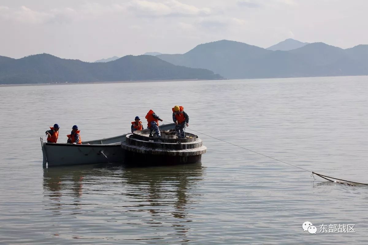 系离水鼓训练靠帮训练撇缆训练小艇出击营救落水人员伤员转运搬运伤员
