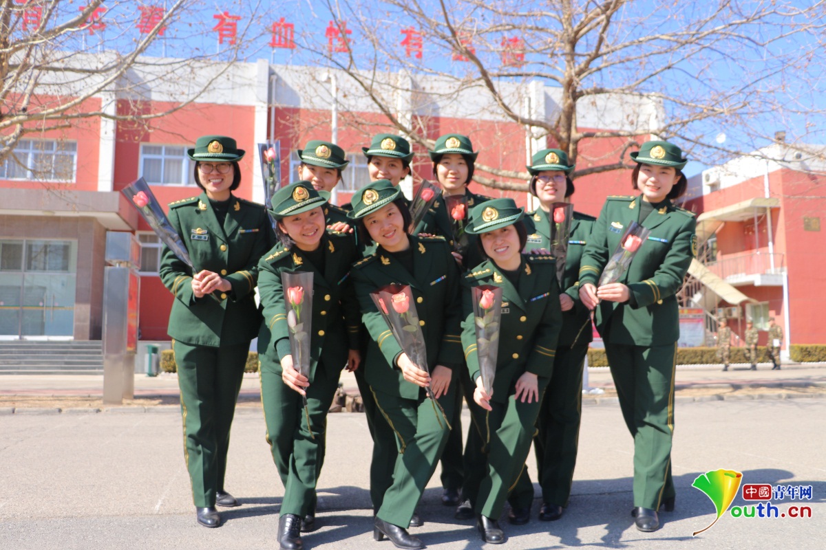 今天,这些女军官手捧鲜花“开小灶”