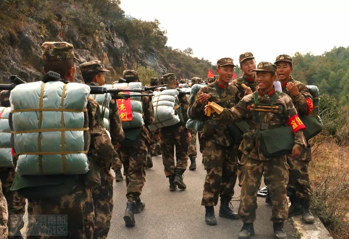12月7日,武警临沧支队新训大队新兵冬季野营拉练拉开战幕.