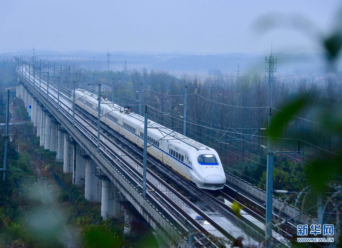 发现最美铁路,感受诗意宁安.图为列车在宁安线上飞驰.