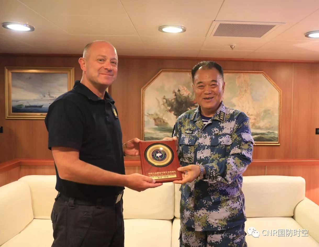 中国海军护航编队黄凤志指挥员向欧盟465编队 赠送纪念品  刘鑫摄影