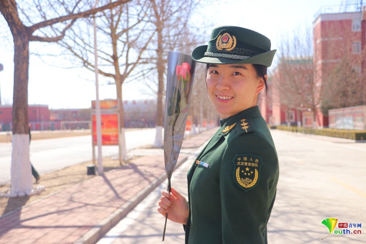 今天,这些女军官手捧鲜花“开小灶”|军官|小灶|鲜花_新浪新闻