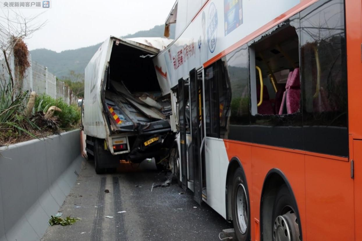 香港清晨发生巴士与货车相撞事故至少19人受伤