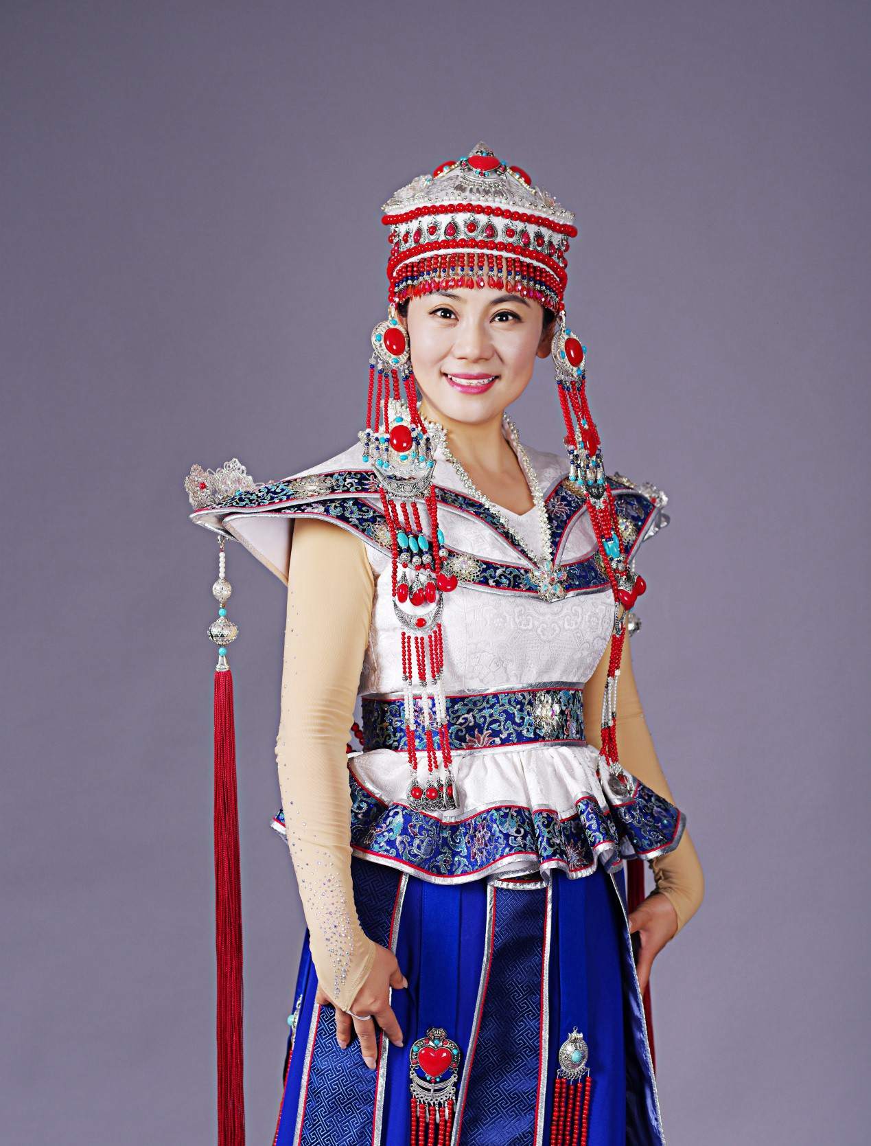 "草原歌后"东方红艳为爱发声 天籁放歌