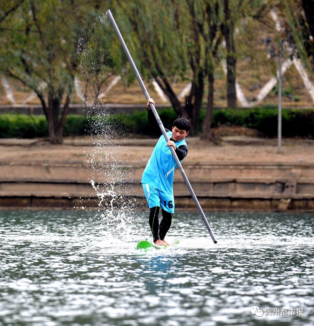 寒冬影像78岁老伯1秀肌肉水上轻功独竹漂
