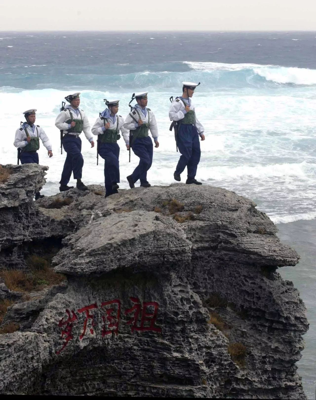 中,用自己的双手把一个个孤岛建设成了攻能打,守能防的"海上钢铁长城"