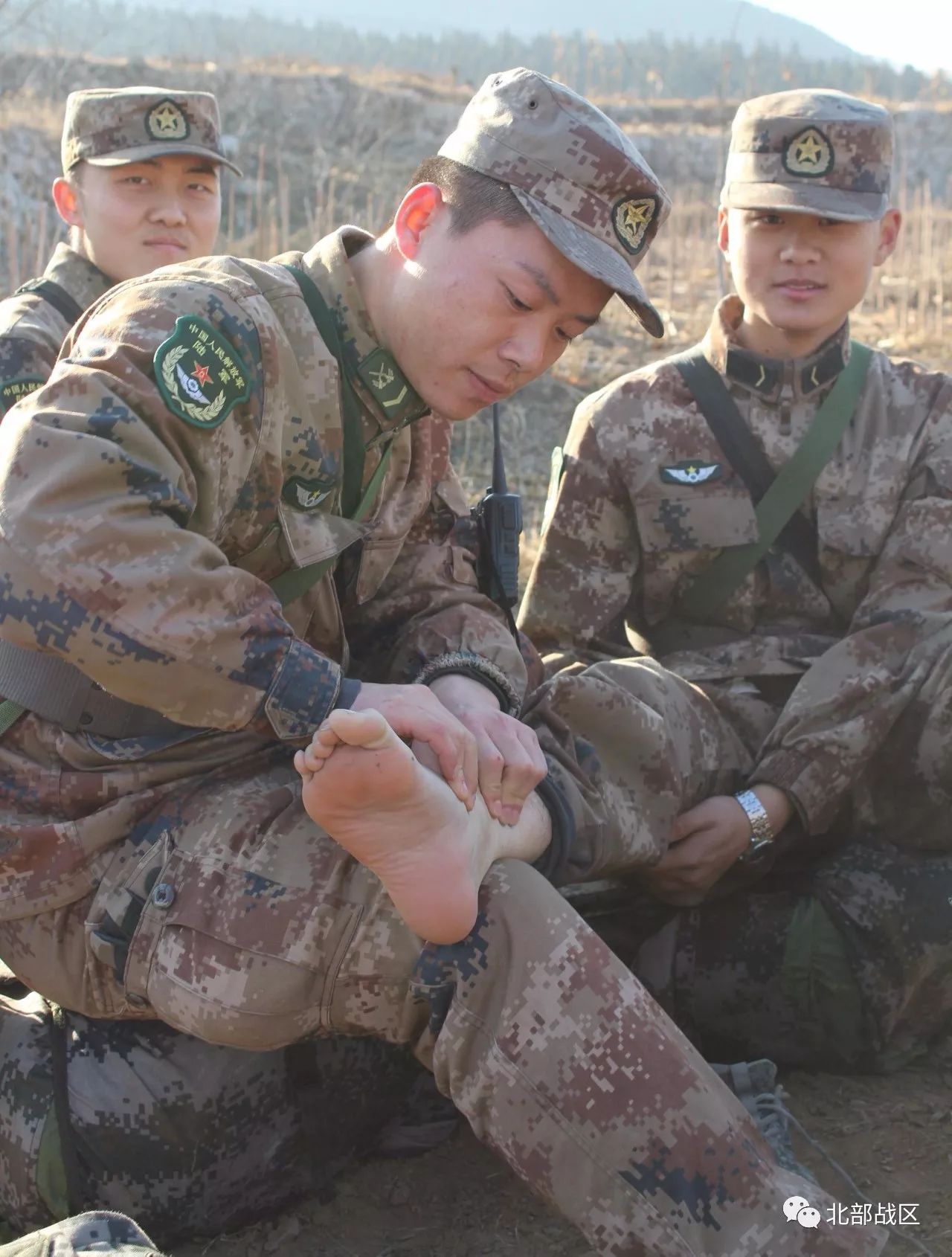 齐鲁大地砺精兵:第80集团军某旅野外拉练提升部队走,打,吃,住,藏能力