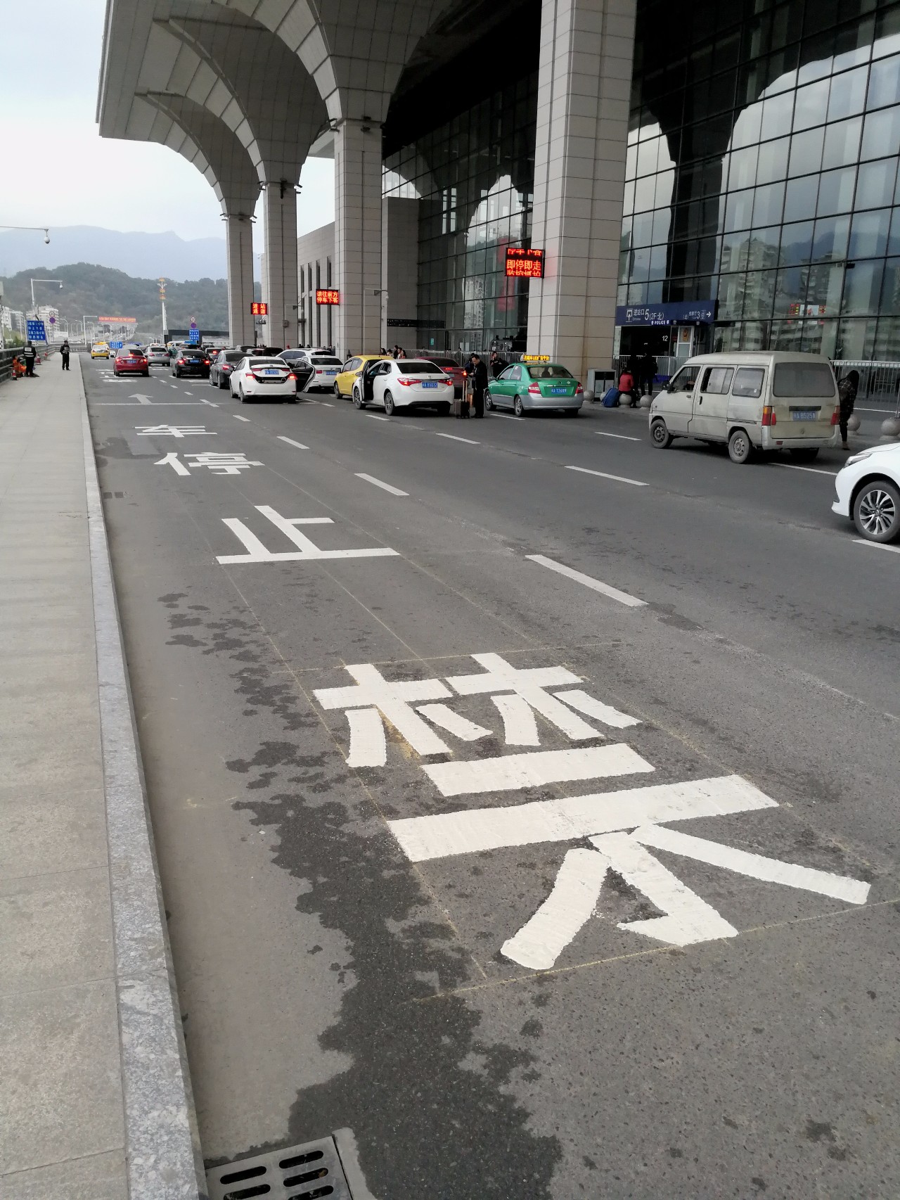 注意福州火车站北广场落客平台停车区域又有新变化违规会被罚款记分