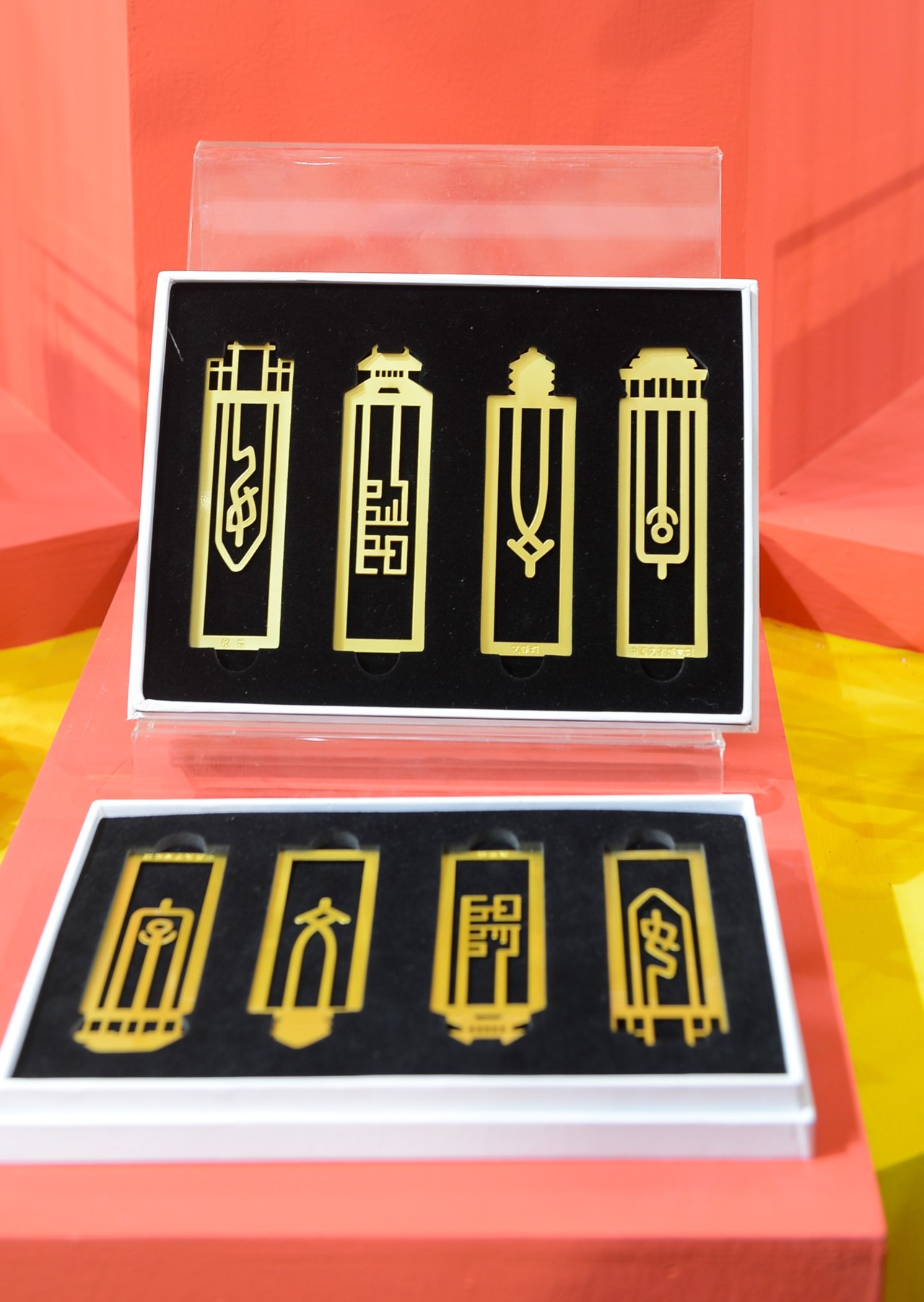 "甲骨文"书签,传统纹样饼干……这里不仅有漂亮的文创产品,还有vr带你