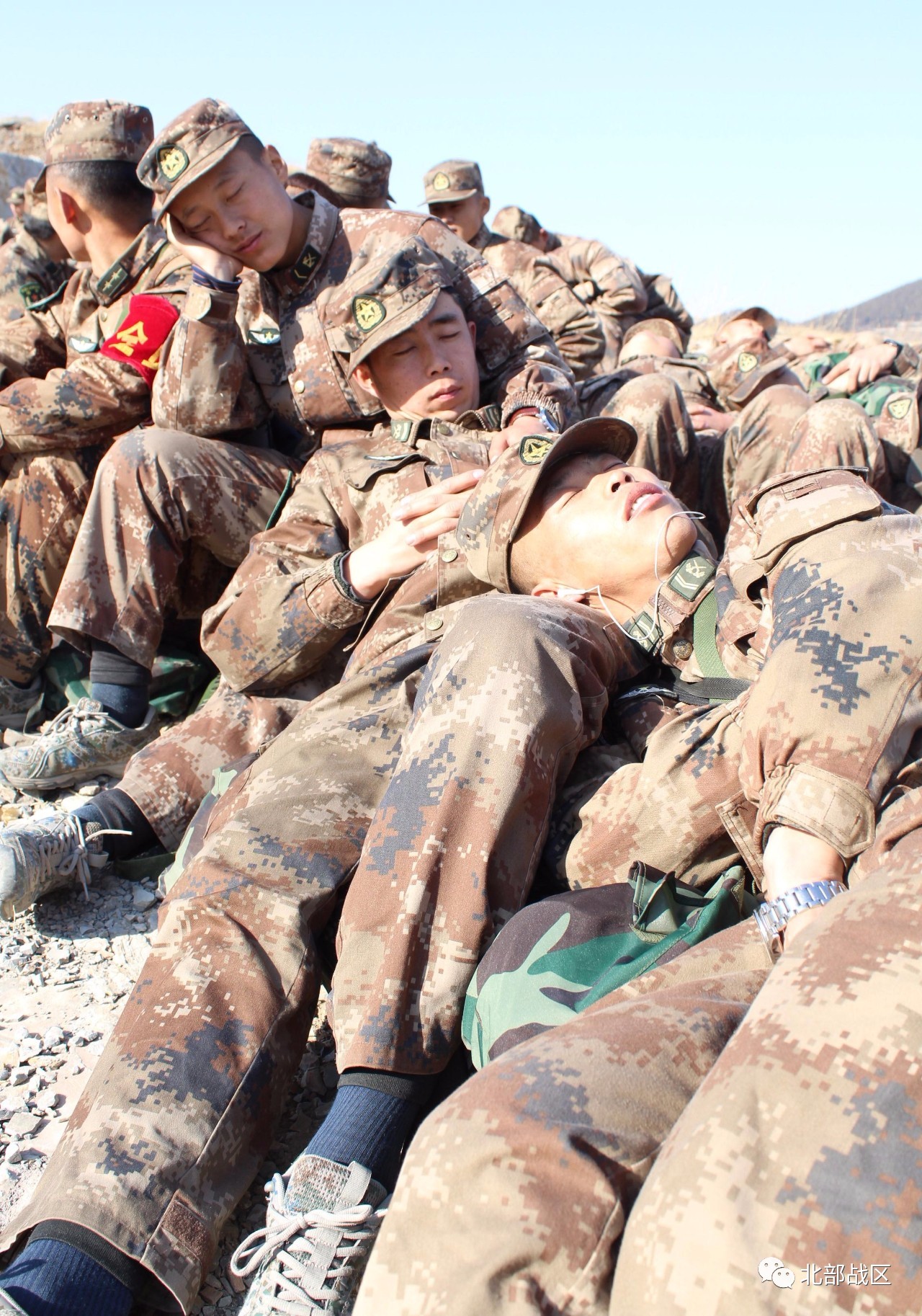 齐鲁大地砺精兵:第80集团军某旅野外拉练提升部队走,打,吃,住,藏能力