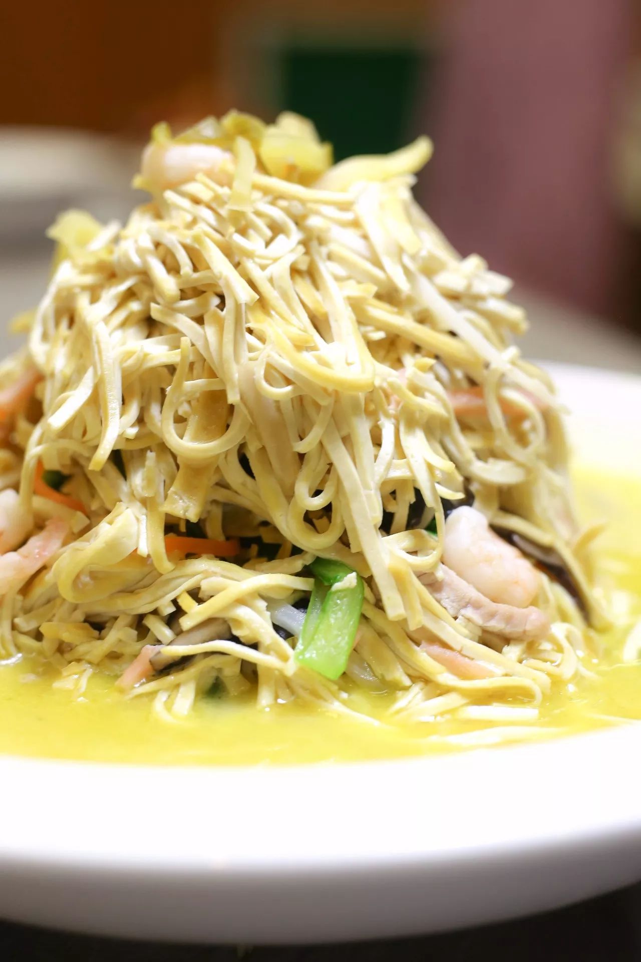 大煮干丝 选用扬州当地的白干,纯手工切丝.配上高汤熬煮.