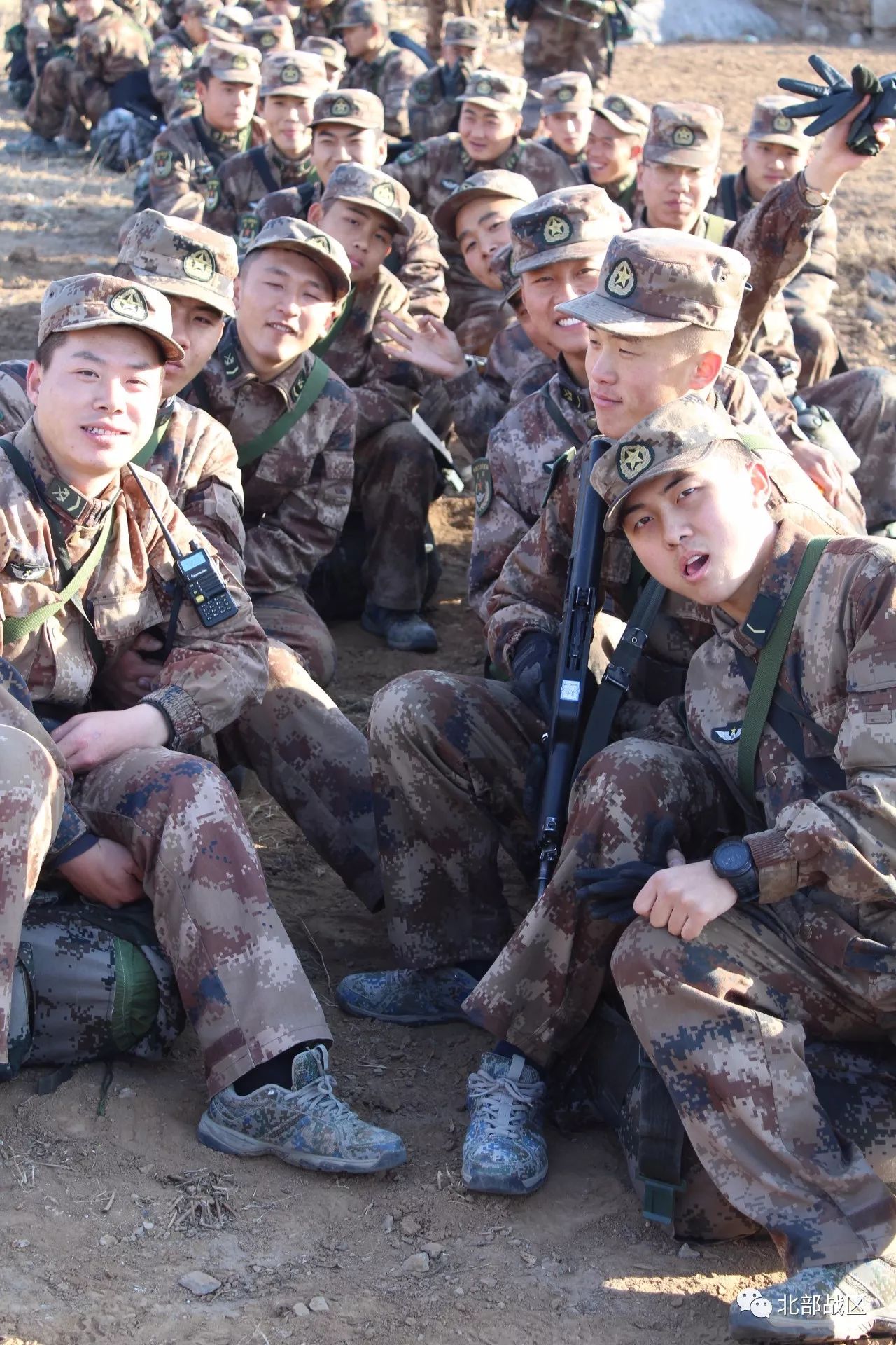齐鲁大地砺精兵第80集团军某旅野外拉练提升部队走打吃住藏能力