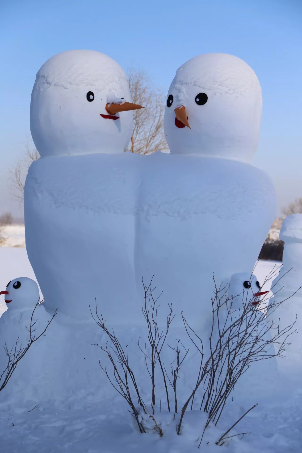 姿态各异的装饰雪人赏冰乐雪园是集赏雪,休闲,娱乐为一体的市内大型